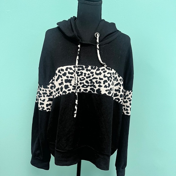 zavenue usa Sweaters - Zavenue usa animal print sweater in black/white size 2xl.
